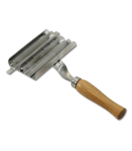 Metallstriegel mit Griff