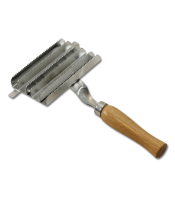 Metallstriegel mit Griff